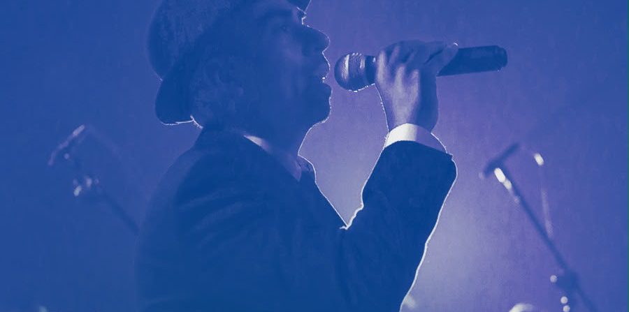 El cantante de Blue Catz Big Band en el escenario